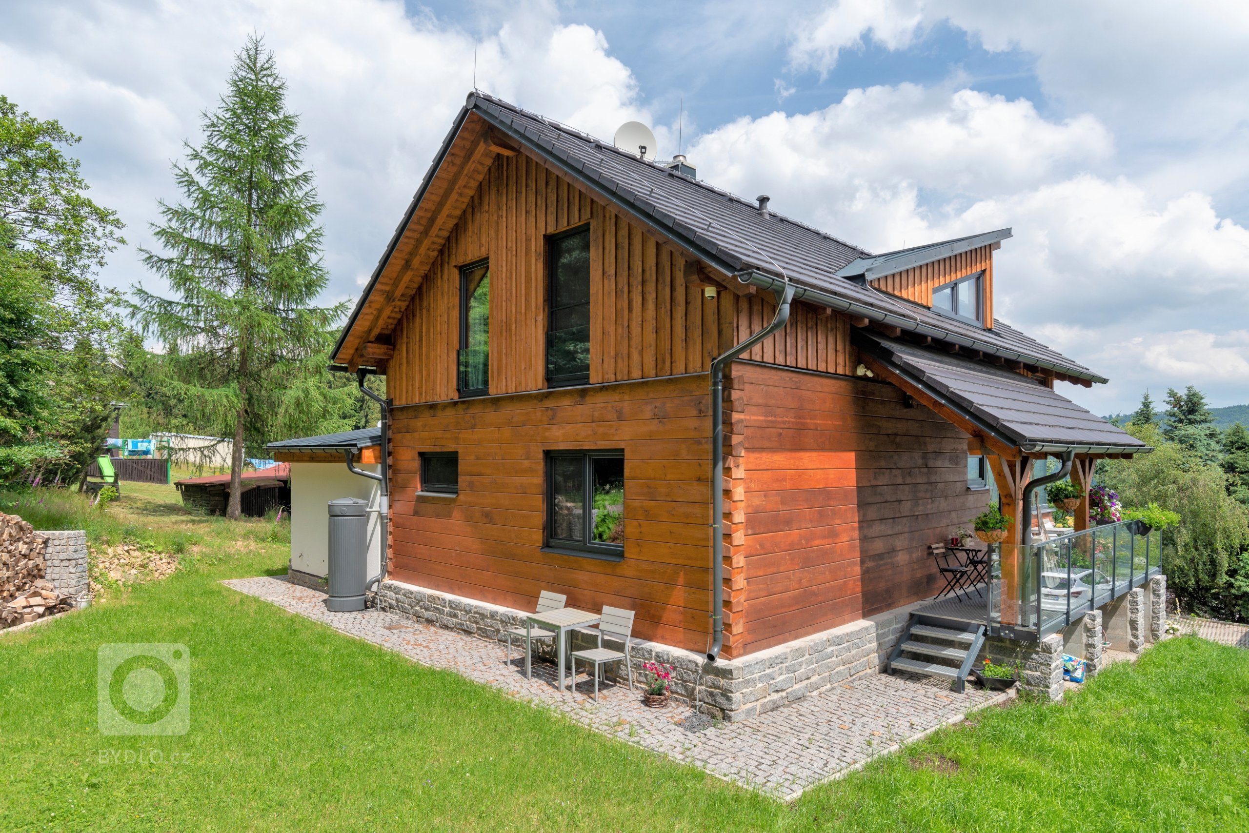 Tato roubenka slouží čtyřčlenné rodině zatím pouze k rekreaci. Máte-li rádi přírodu, přírodní materiály a moderní architekturu&nbsp;&ndash; pak je roubenka…