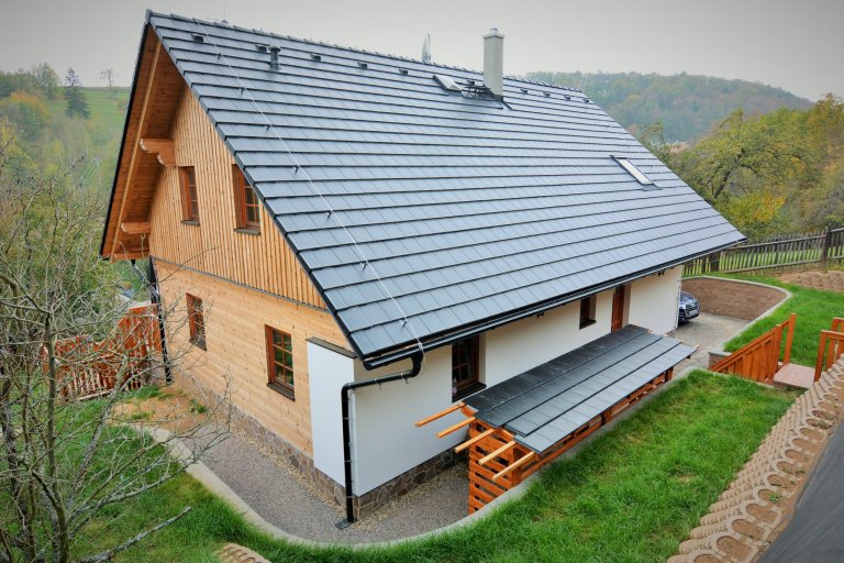 Tato z části podsklepená poloroubenka z borovice slouží k trvalému bydlení. Obvodový plášť je vyhotoven z vysušených borovicových BSH hranolů a zdících tvárnic…