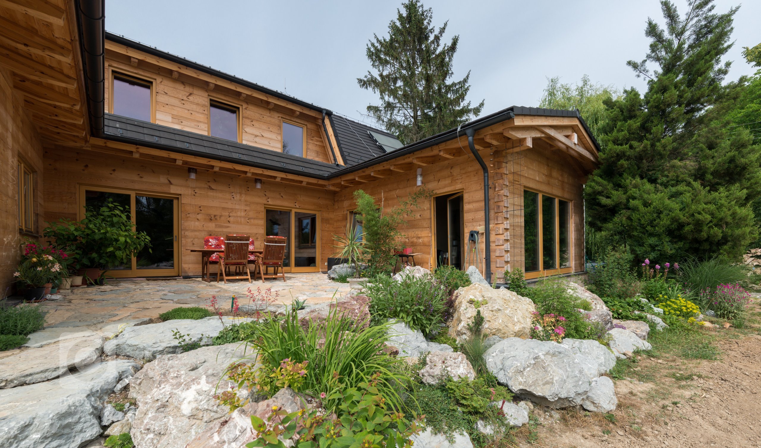 Krásná moderní roubenka z borovice do tvaru U postavená na Slovensku. Tato roubenka slouží jako rozvojové centrum Demján s.r.o.&nbsp;pro legendárního…