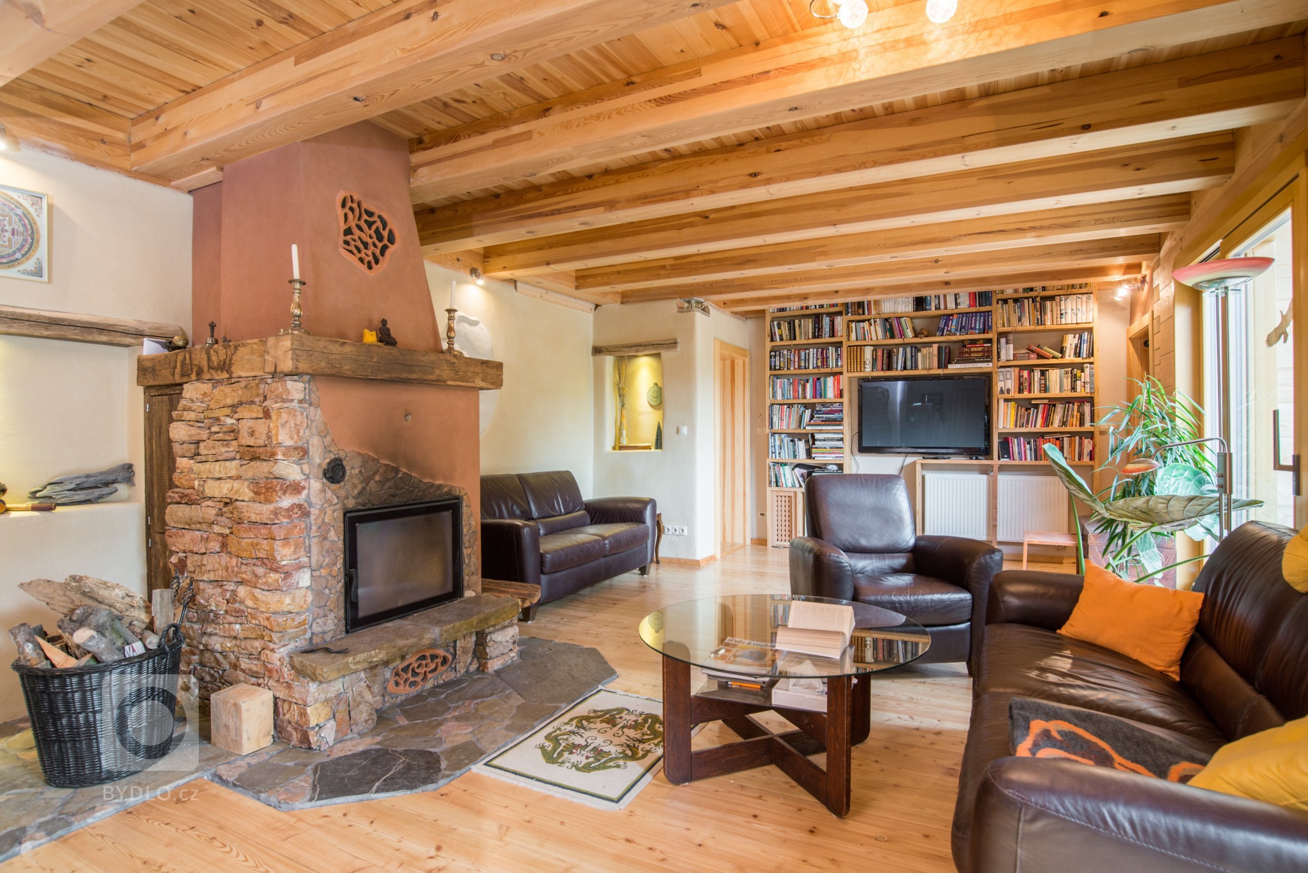 Krásná moderní roubenka z borovice do tvaru U postavená na Slovensku. Tato roubenka slouží jako rozvojové centrum Demján s.r.o.&nbsp;pro legendárního…