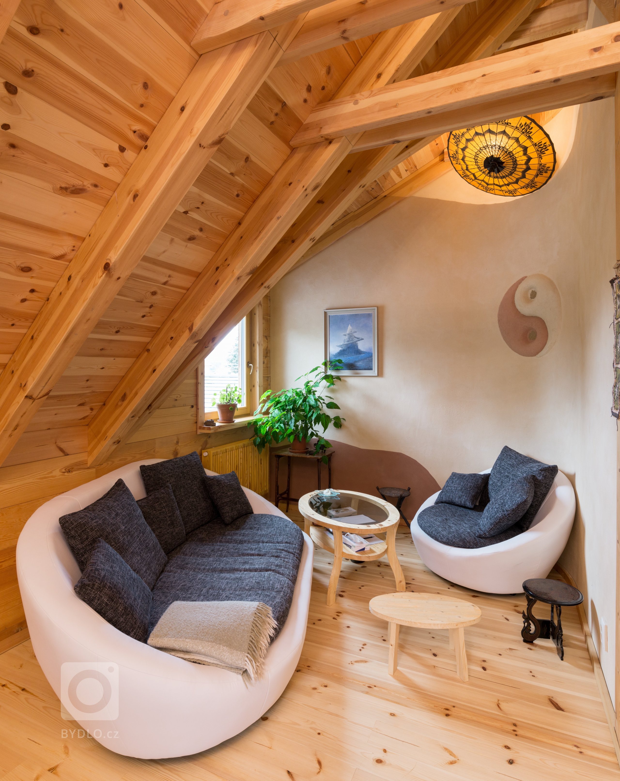 Krásná moderní roubenka z borovice do tvaru U postavená na Slovensku. Tato roubenka slouží jako rozvojové centrum Demján s.r.o.&nbsp;pro legendárního…