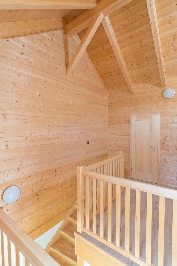 Jedná se o moderní poloroubenku (část domu je zděná) ze smrkových vysušených hranolů situovanou poblíž Lipna, je tvořena dvěma samostatnými apartmány, které je…