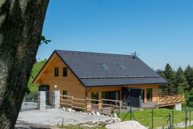 Jedná se o moderní poloroubenku (část domu je zděná) ze smrkových vysušených hranolů situovanou poblíž Lipna, je tvořena dvěma samostatnými apartmány, které je…