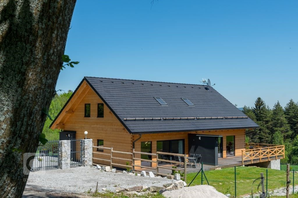 Jedná se o moderní poloroubenku (část domu je zděná) ze smrkových vysušených hranolů situovanou poblíž Lipna, je tvořena dvěma samostatnými apartmány, které je…