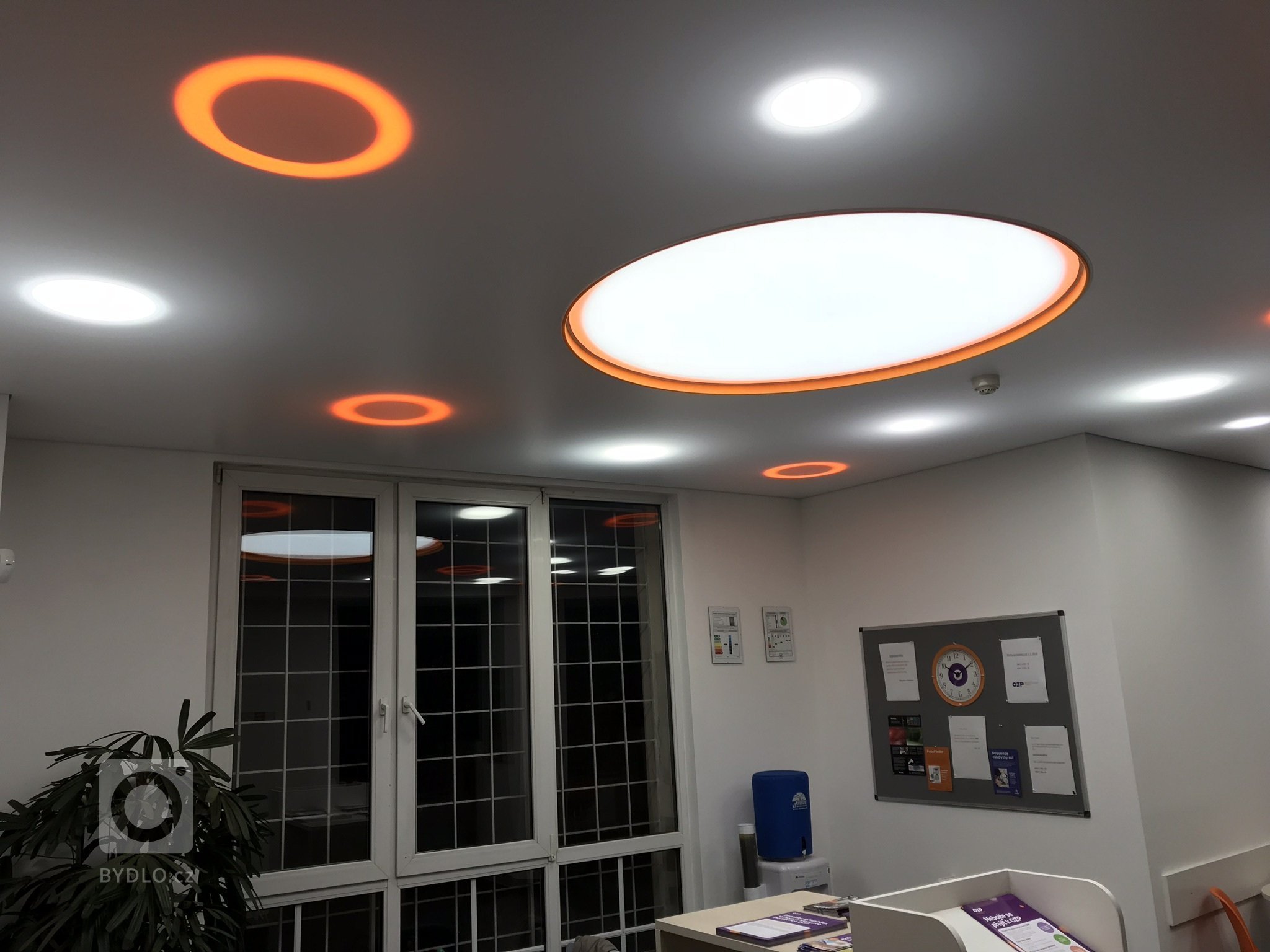 Na začátku byl požadavek investora o celkovou změnu vzhledu poboček OZP. Ve spolupráci naší firmy s architektem vznikl originální koncept budoucího designu…