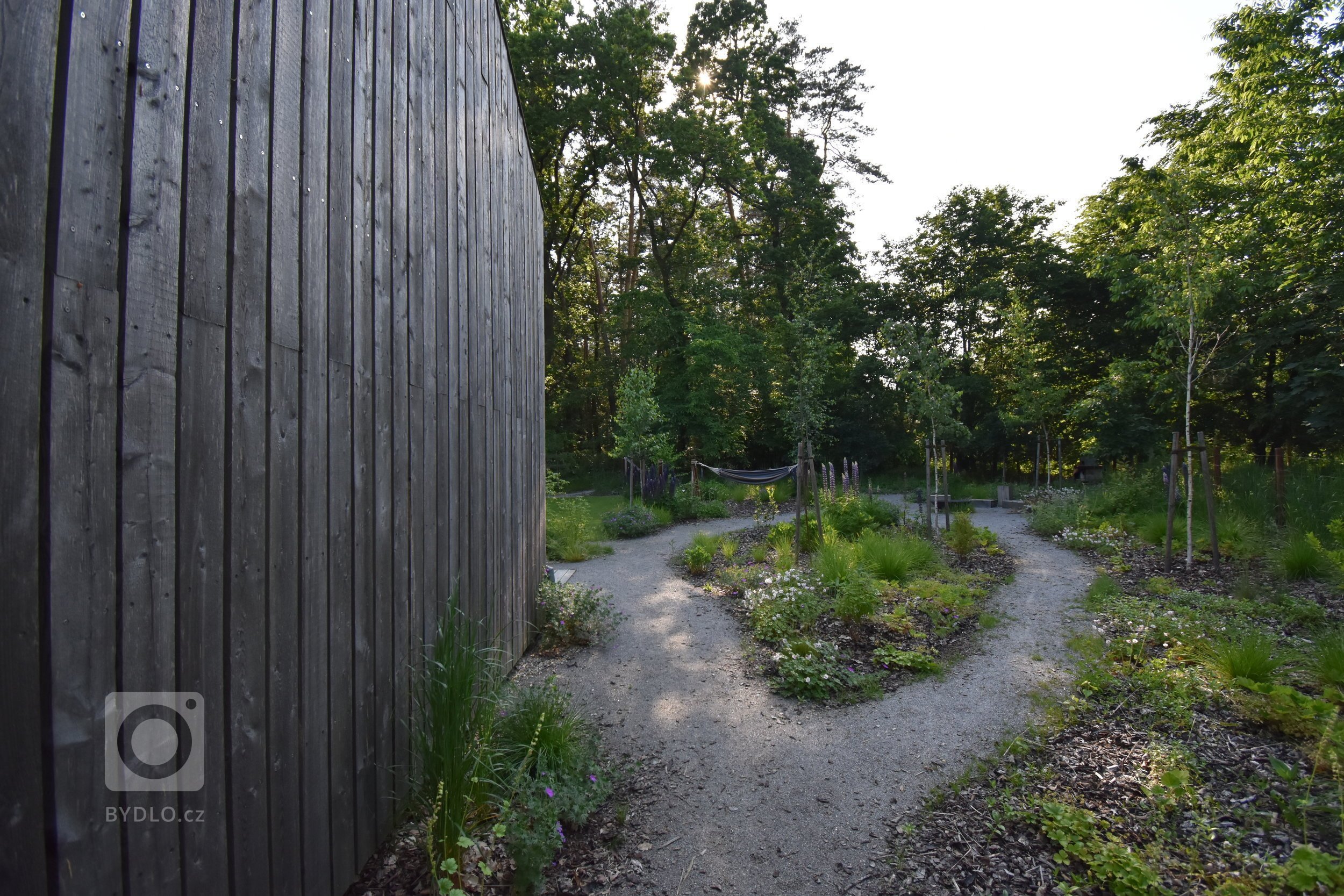 Pozveme vás do zahrady, která je nám velmi blízká. Nachází se na okraji dubového lesa a její atmosféra připomíná severskou náladu a dnes tolik skloňované…