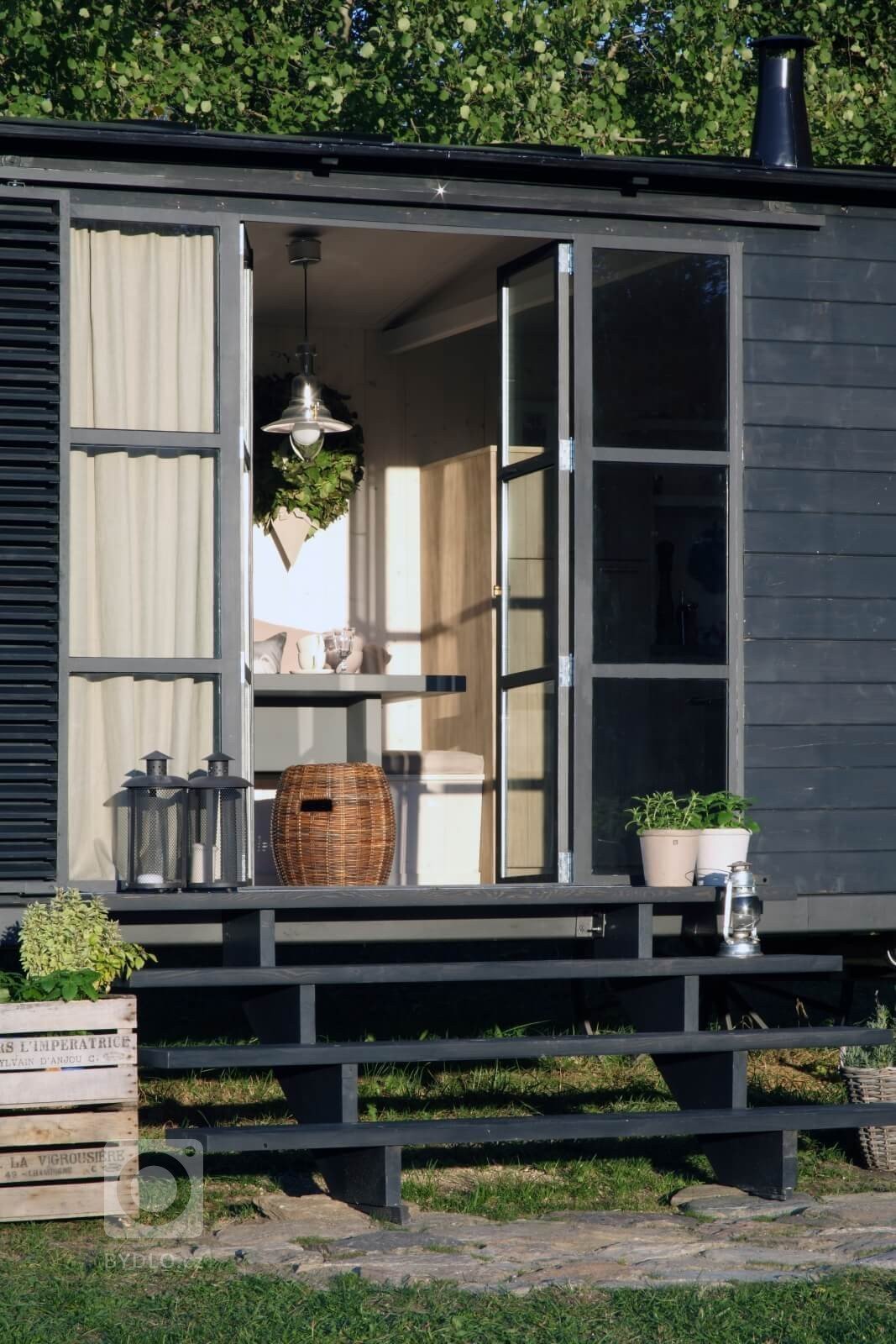 Ideální víkendové bydlení? Útulná maringotka na Šumavě