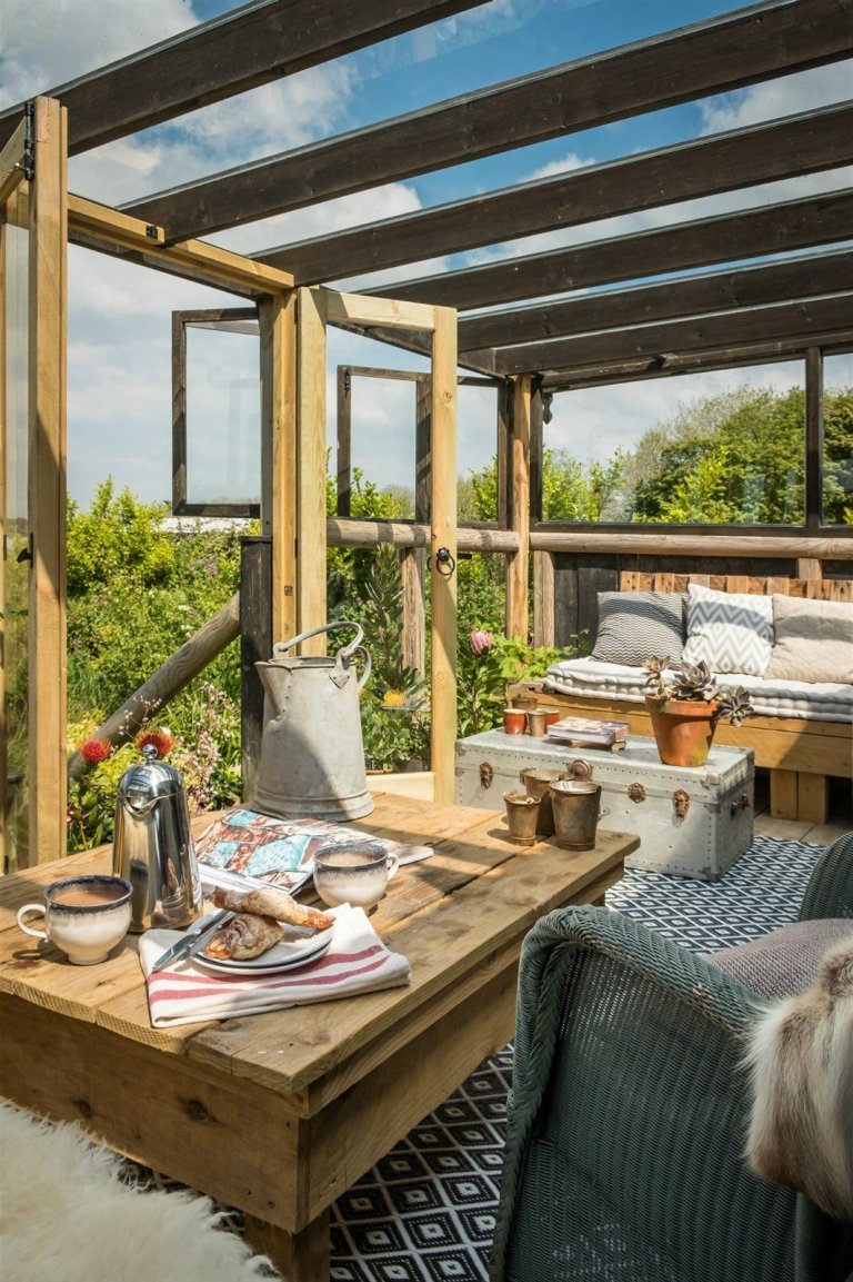 Přestavěná maringotka s verandou i terasou