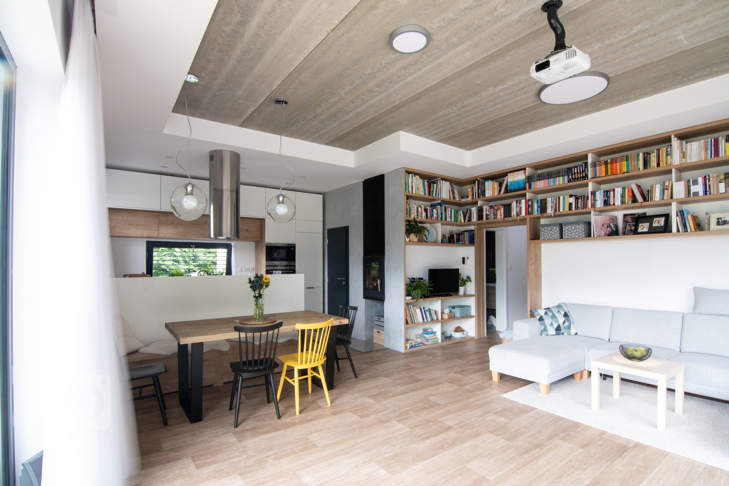 Interiér rodinného domu v těsném sousedství boršovského zámečku. Logická a velkorysá dispozice domu před dokončením nabízela možnost dotáhnout projekt kolegů…