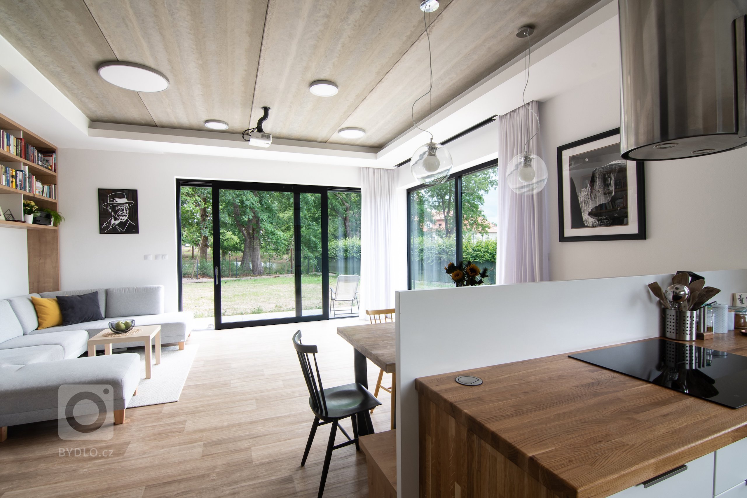 Interiér rodinného domu v těsném sousedství boršovského zámečku. Logická a velkorysá dispozice domu před dokončením nabízela možnost dotáhnout projekt kolegů…