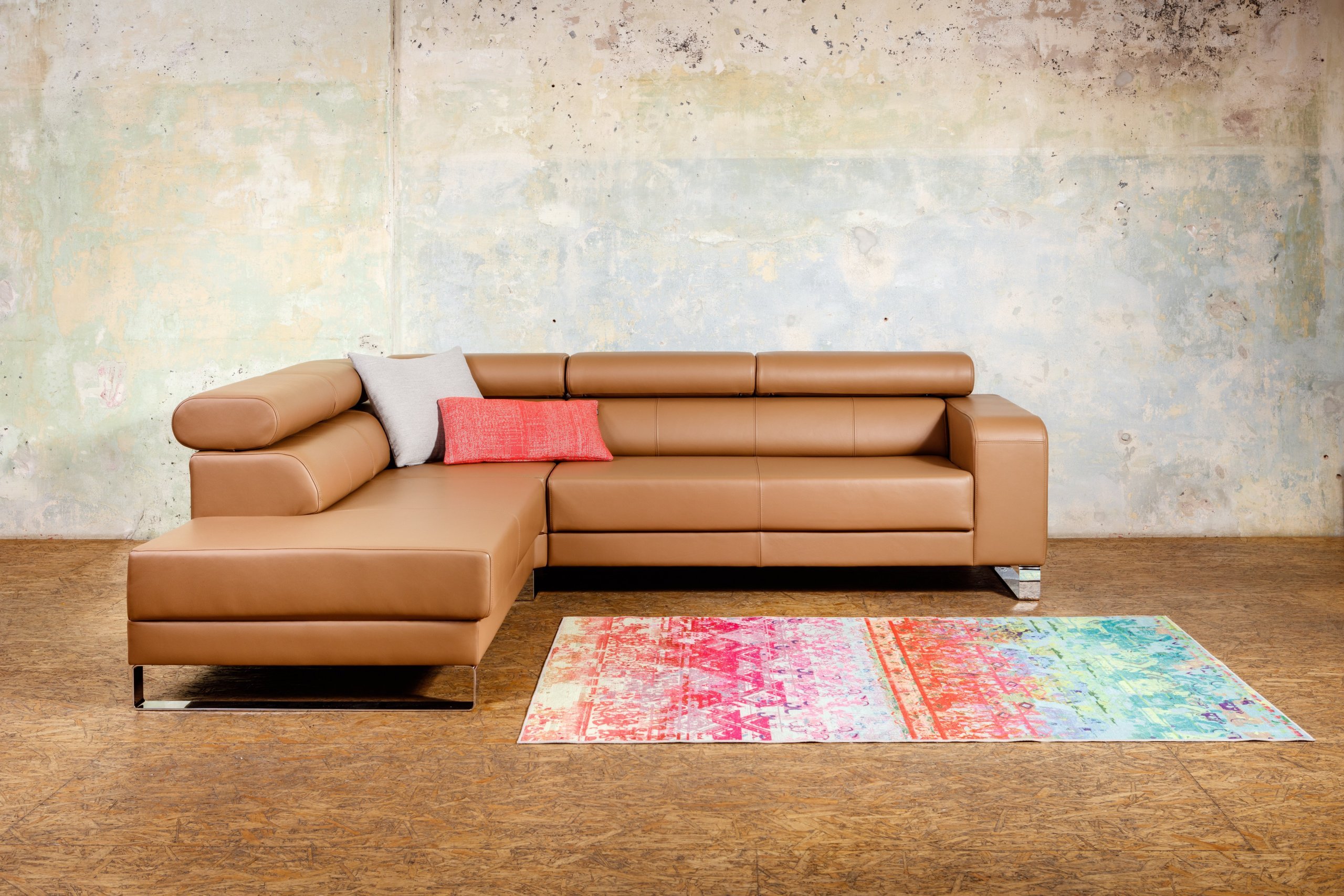 Moderní sedací souprava s polohovacími opěrkami hlavy.&nbsp;
