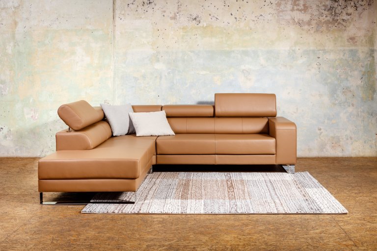 Moderní sedací souprava s polohovacími opěrkami hlavy.&nbsp;
