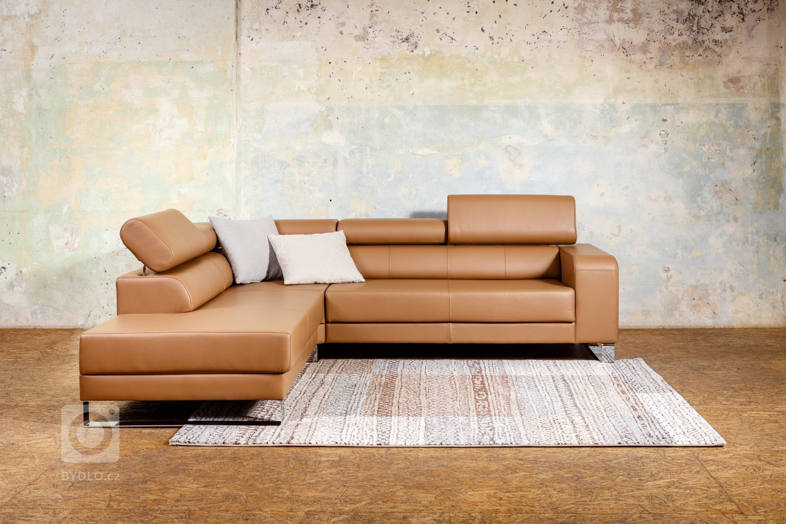 Moderní sedací souprava s polohovacími opěrkami hlavy.&nbsp;
