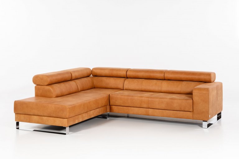 Moderní sedací souprava s polohovacími opěrkami hlavy.&nbsp;
