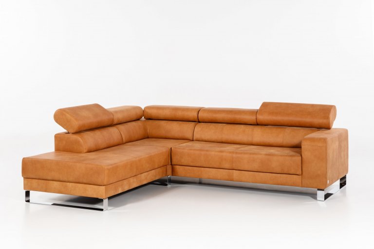 Moderní sedací souprava s polohovacími opěrkami hlavy.&nbsp;
