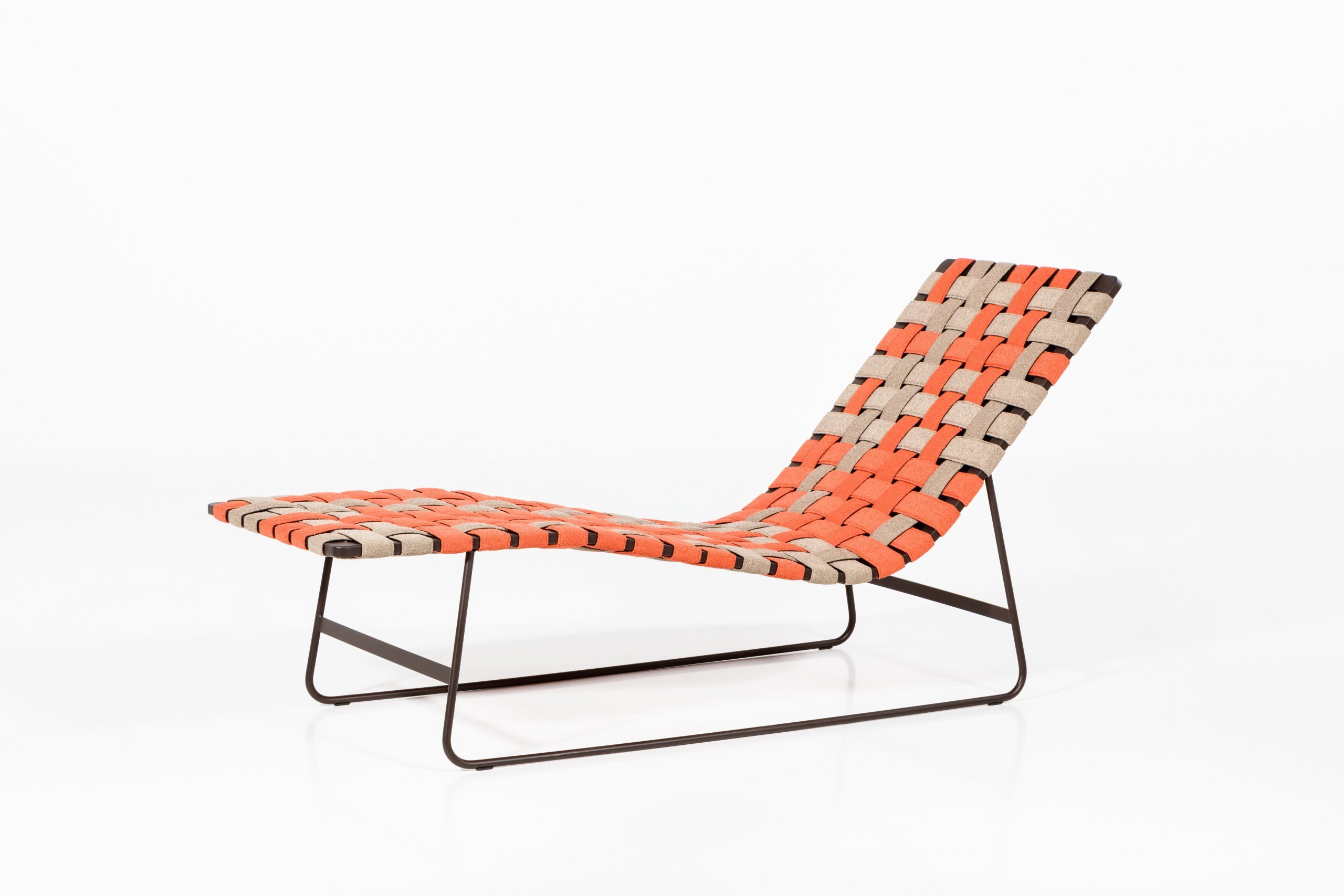 Chaise Longue Pure je nadčasová lenoška křehkých tvarů, v interiéru působí lehce a vzdušně. Její pomyslná minimalistická vlnka může přinášet pohodlí…