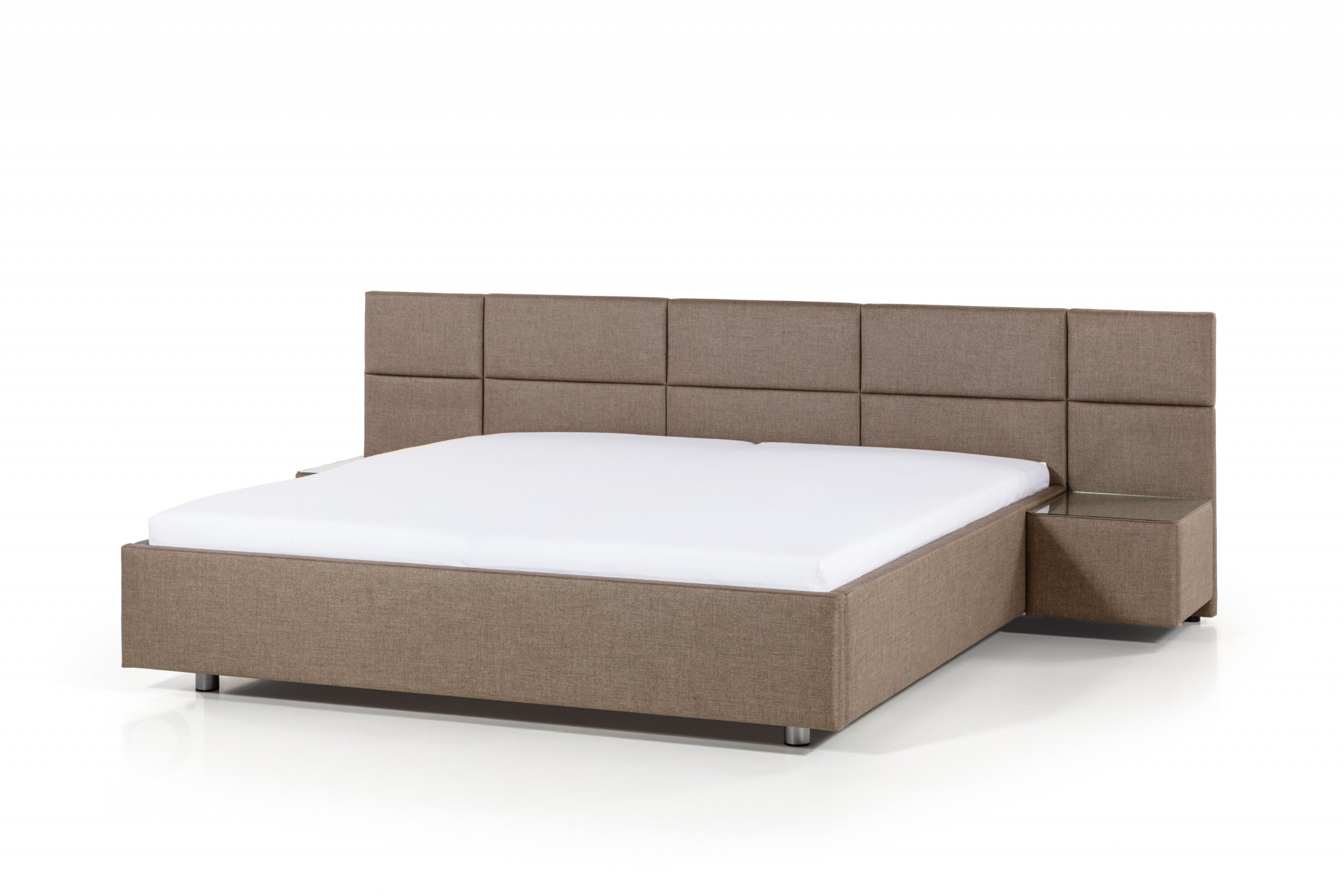 Čalouněná postel s čelem poskládaným ze symetrických obdélníků. Lze přidat noční stolky.

- stabilní pevná konstrukce
- pohodlná výška pro vstávání 45 cm
-…