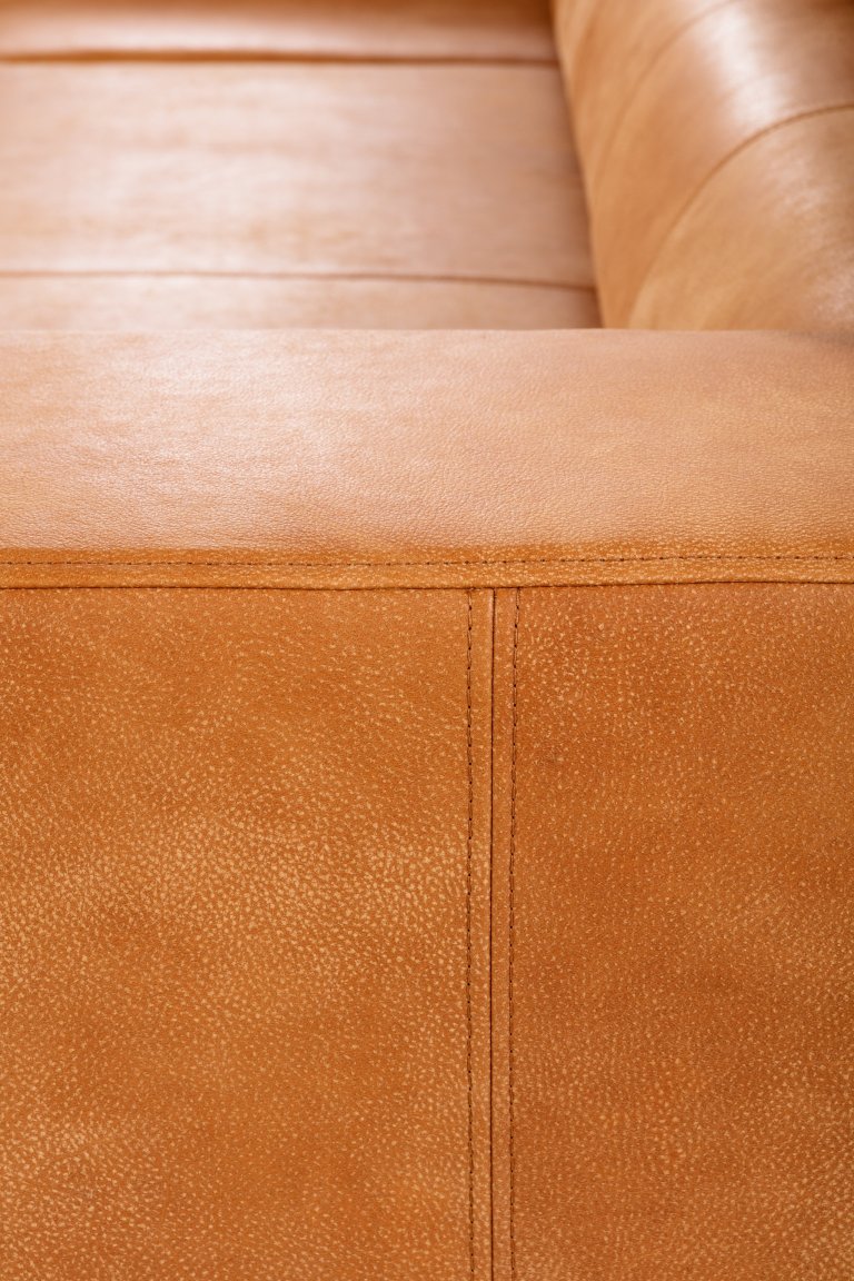 Moderní sedací souprava s polohovacími opěrkami hlavy.&nbsp;
