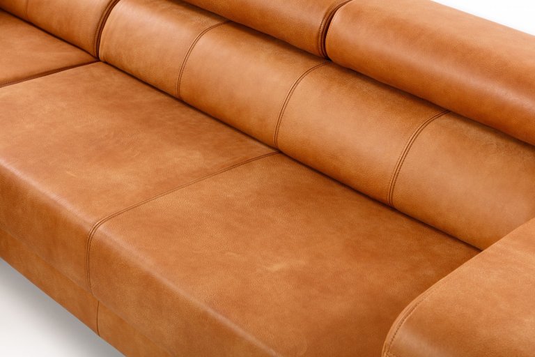 Moderní sedací souprava s polohovacími opěrkami hlavy.&nbsp;
