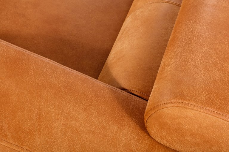 Moderní sedací souprava s polohovacími opěrkami hlavy.&nbsp;
