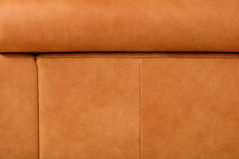 Moderní sedací souprava s polohovacími opěrkami hlavy.&nbsp;
