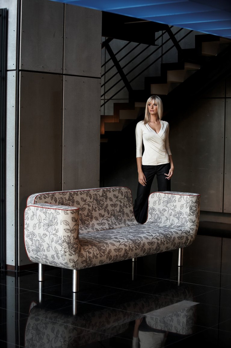 První sofa navržené tak, aby bylo krásné ze všech stran.

Osobitý tvar, nízký hluboký sed a harmonie detailů této pohovky jsou návrhem uznávaného českého…