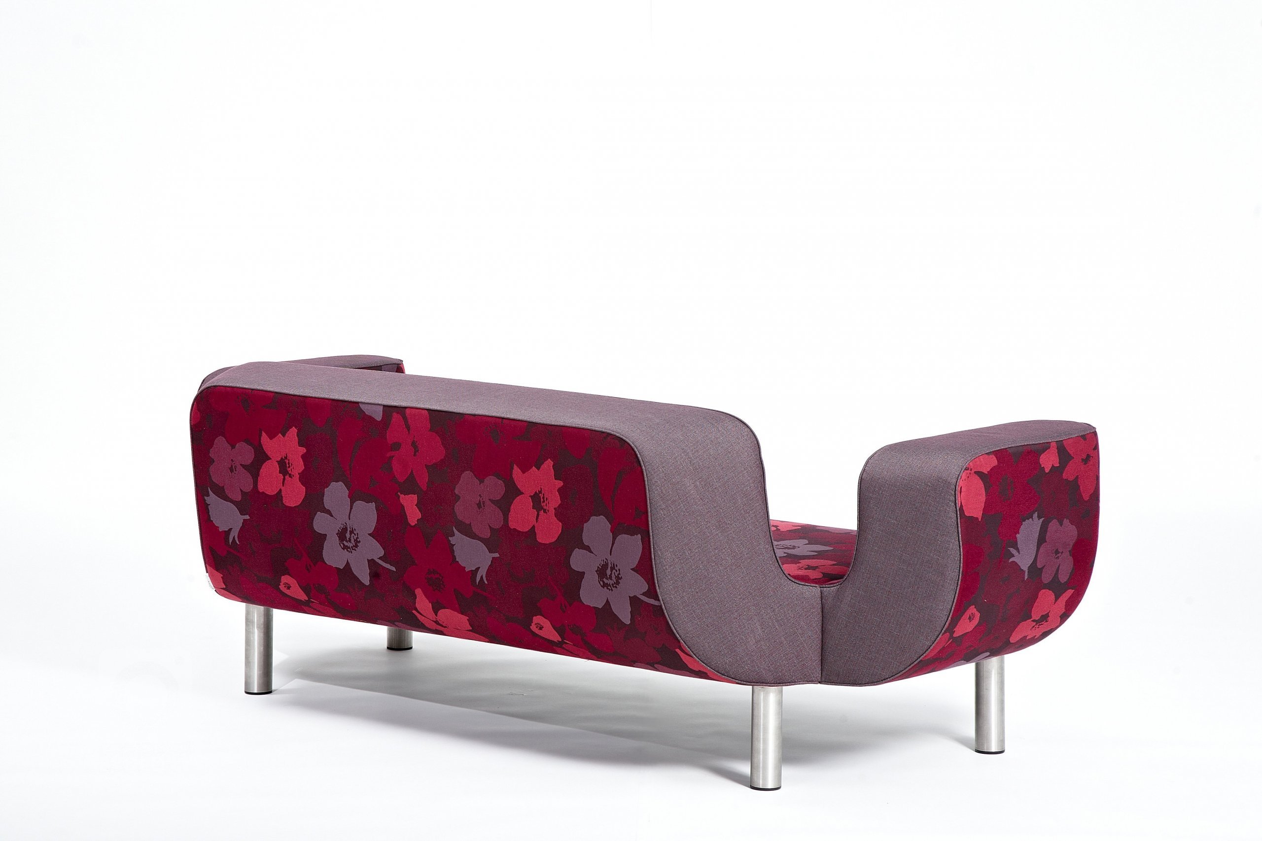 První sofa navržené tak, aby bylo krásné ze všech stran.

Osobitý tvar, nízký hluboký sed a harmonie detailů této pohovky jsou návrhem uznávaného českého…