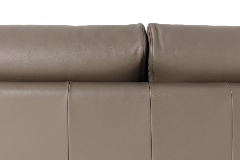 Elegantní v každém interiéru, netradičním zpracováním tvaru područek. Svým oblým skosením poskytují velmi pohodlné sezení a posilují tak skvělé ergonomické…
