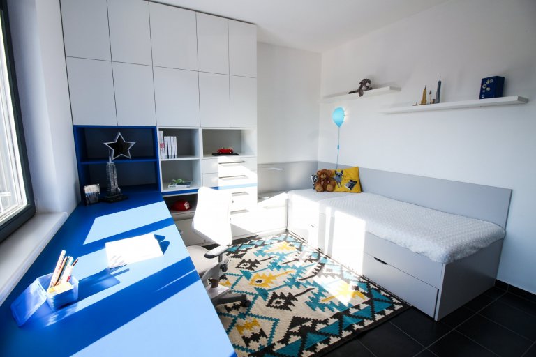 Přáním rodičů bylo, aby pokoj vyhovoval jak nynějším, tak budoucím potřebám jejich syna a vydržel mu až do dospělosti. Jako základní barvy pokoje jsme proto…
