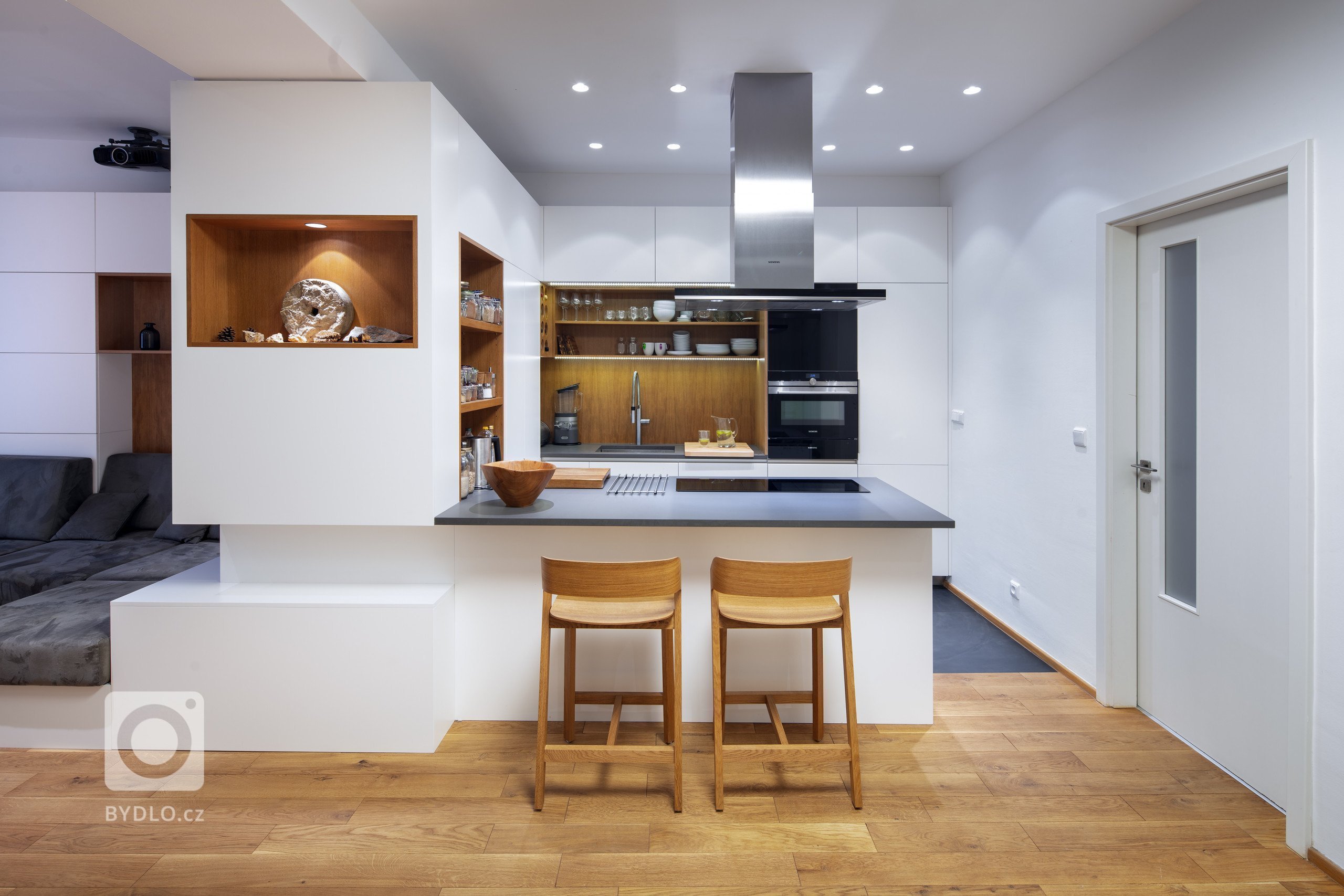 Interiéru do developerského projektu ve starší činžovní zástavbě jsme realizovali&nbsp;ve spolupráci s architektkou Ninou Pevnou. Minimalistický interiér bytu,…