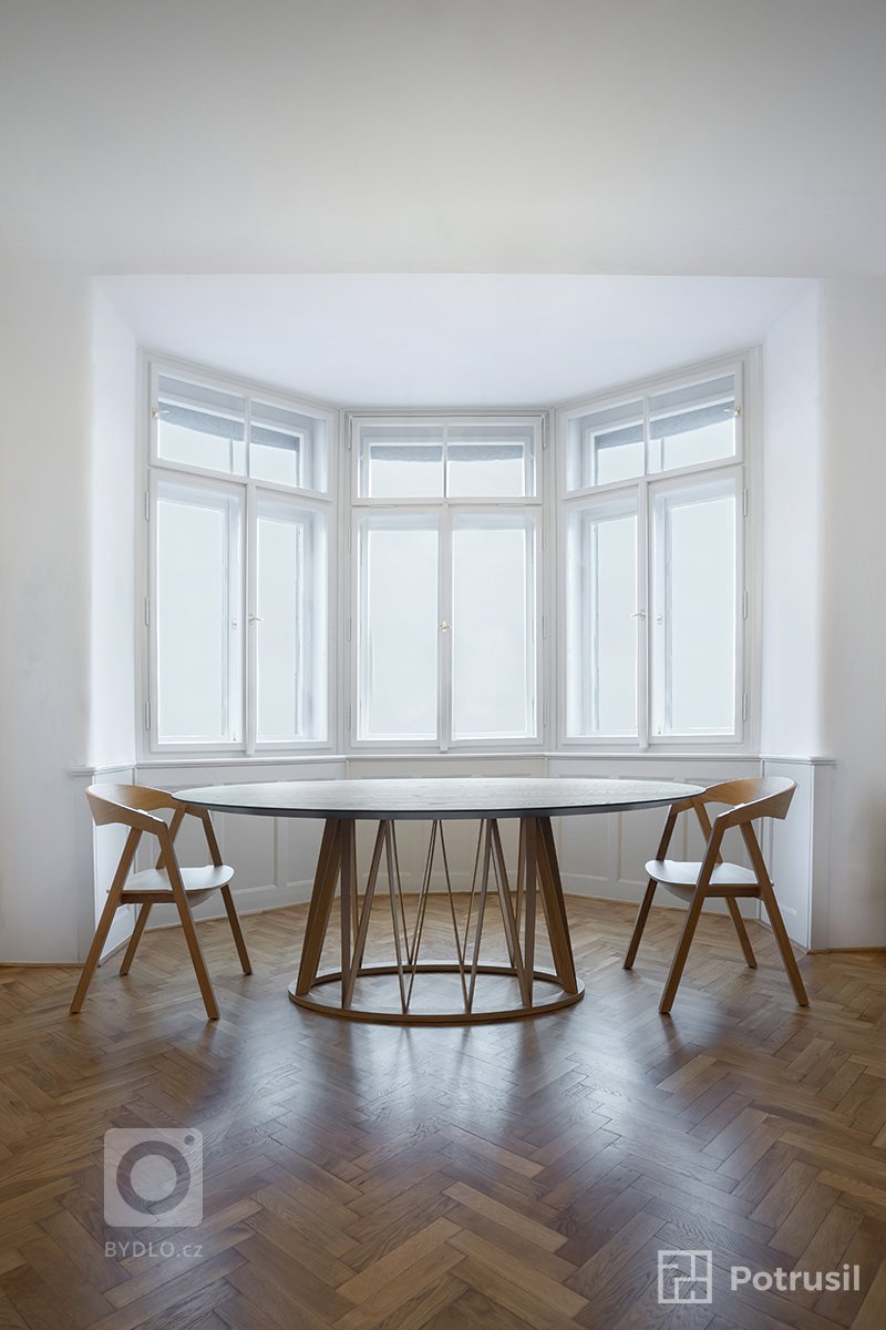 Mladý pár se rozhodl pro rekonstrukci bytu 3+1 s dvěma koupelnami, šatnou a technickou místností v centru Prahy. Celkový návrh interiéru se snažil o propojení…