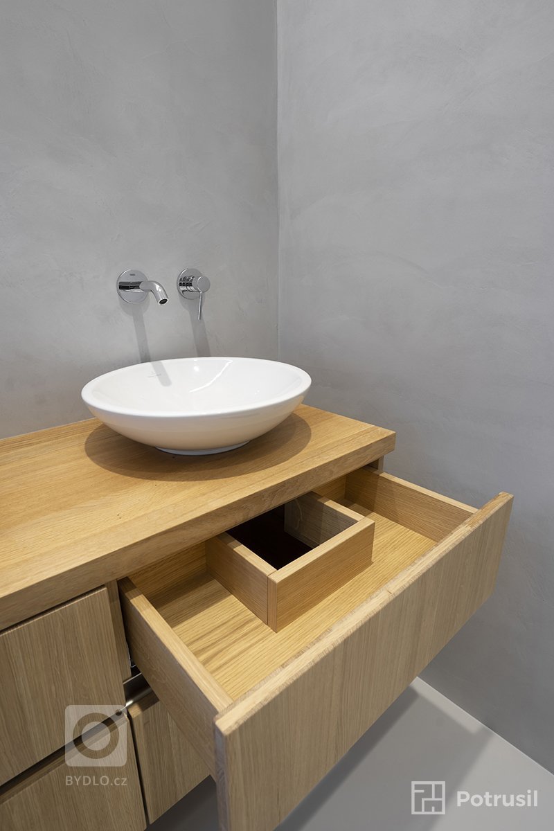 Mladý pár se rozhodl pro rekonstrukci bytu 3+1 s dvěma koupelnami, šatnou a technickou místností v centru Prahy. Celkový návrh interiéru se snažil o propojení…