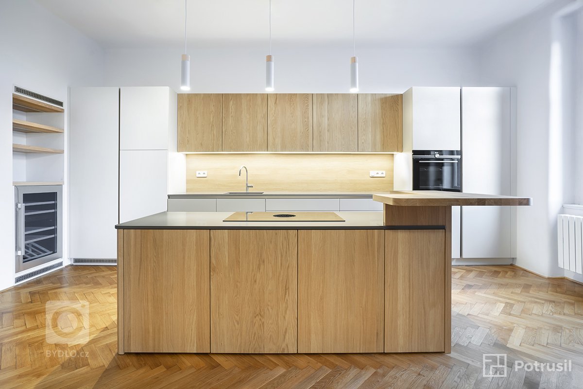 Mladý pár se rozhodl pro rekonstrukci bytu 3+1 s dvěma koupelnami, šatnou a technickou místností v centru Prahy. Celkový návrh interiéru se snažil o propojení…