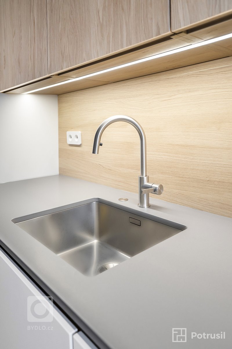 Mladý pár se rozhodl pro rekonstrukci bytu 3+1 s dvěma koupelnami, šatnou a technickou místností v centru Prahy. Celkový návrh interiéru se snažil o propojení…