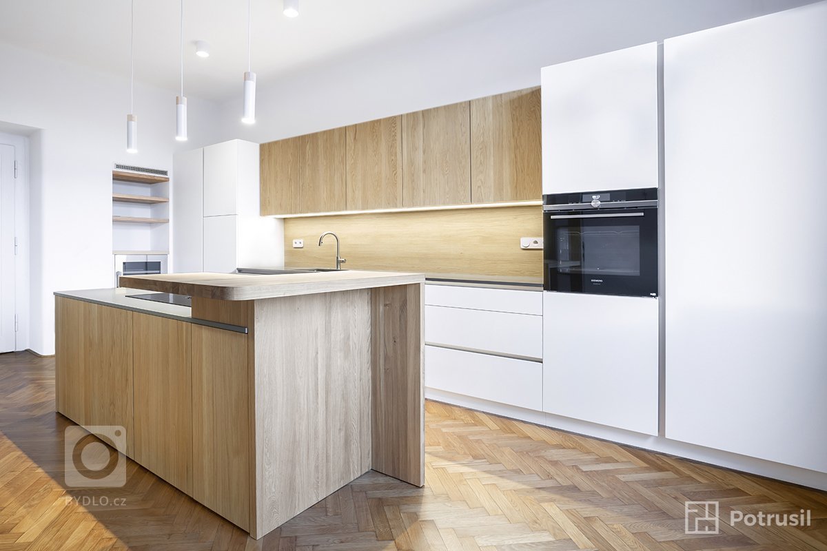 Mladý pár se rozhodl pro rekonstrukci bytu 3+1 s dvěma koupelnami, šatnou a technickou místností v centru Prahy. Celkový návrh interiéru se snažil o propojení…