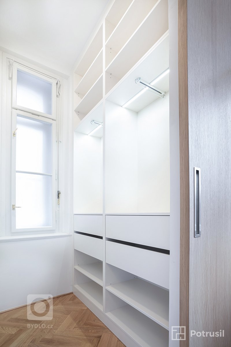 Mladý pár se rozhodl pro rekonstrukci bytu 3+1 s dvěma koupelnami, šatnou a technickou místností v centru Prahy. Celkový návrh interiéru se snažil o propojení…