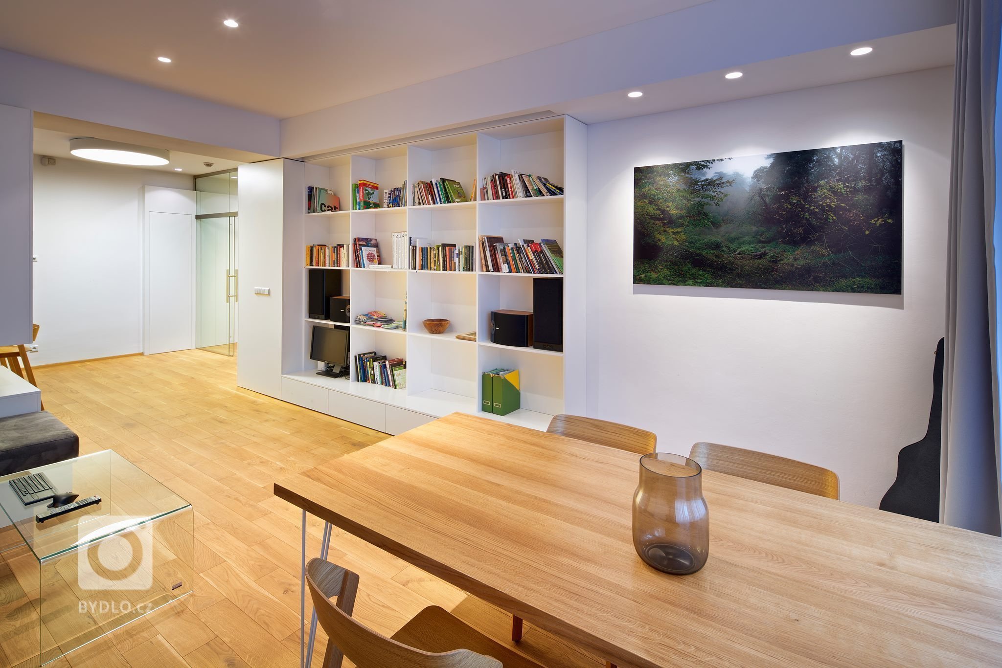 Interiéru do developerského projektu ve starší činžovní zástavbě jsme realizovali&nbsp;ve spolupráci s architektkou Ninou Pevnou. Minimalistický interiér bytu,…