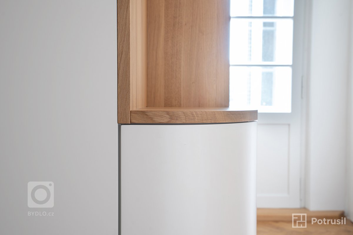 Mladý pár se rozhodl pro rekonstrukci bytu 3+1 s dvěma koupelnami, šatnou a technickou místností v centru Prahy. Celkový návrh interiéru se snažil o propojení…