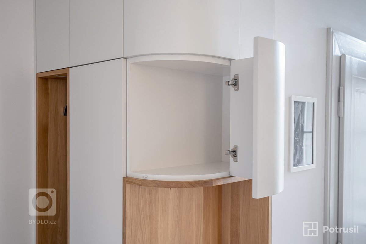 Mladý pár se rozhodl pro rekonstrukci bytu 3+1 s dvěma koupelnami, šatnou a technickou místností v centru Prahy. Celkový návrh interiéru se snažil o propojení…