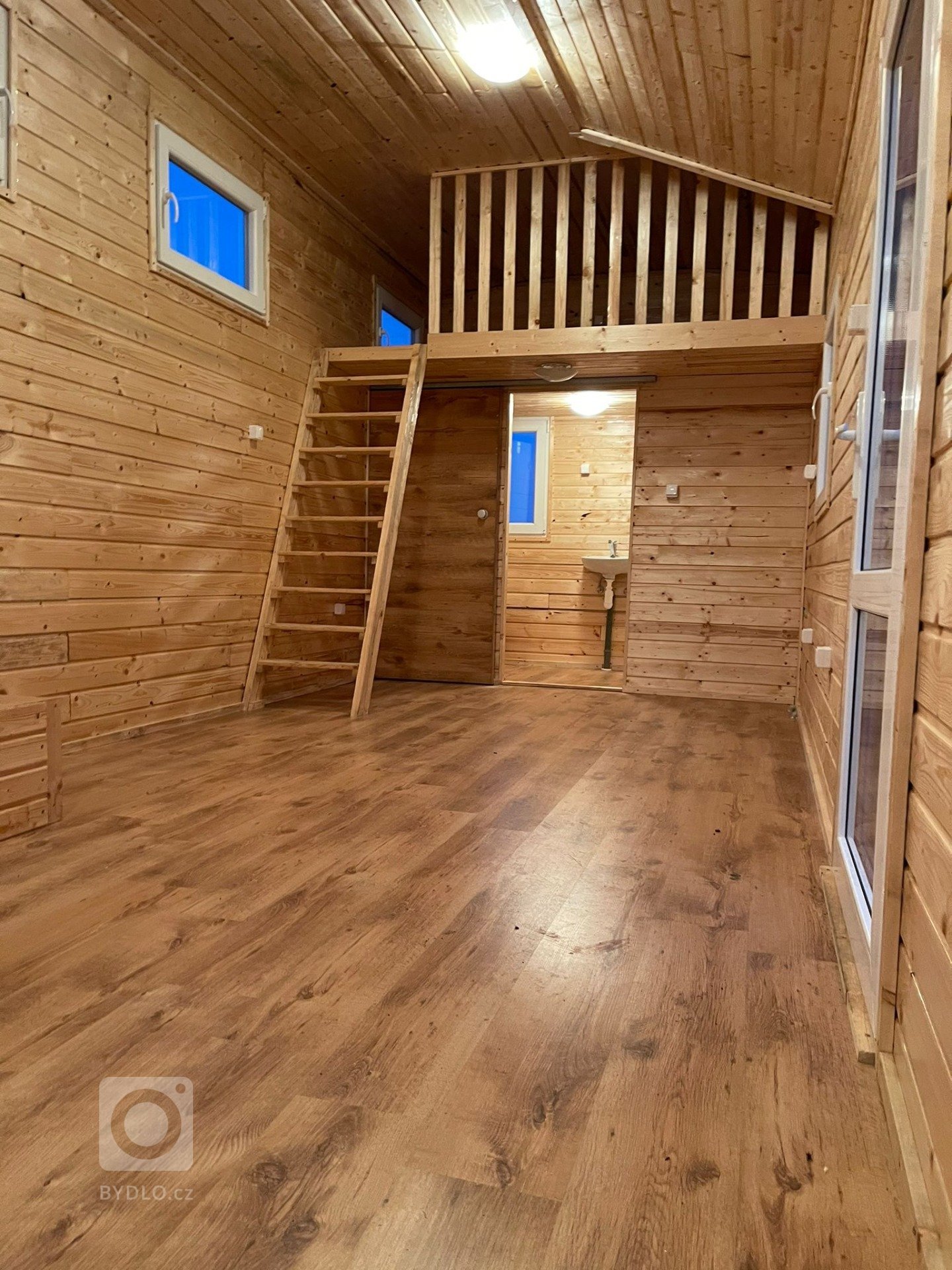 Zakázka měla být původně realizována jako prostor určený pro čtyři osoby. V průběhu stavby se však majitel rozhodl změnit plány a vytvořit z maringotky…