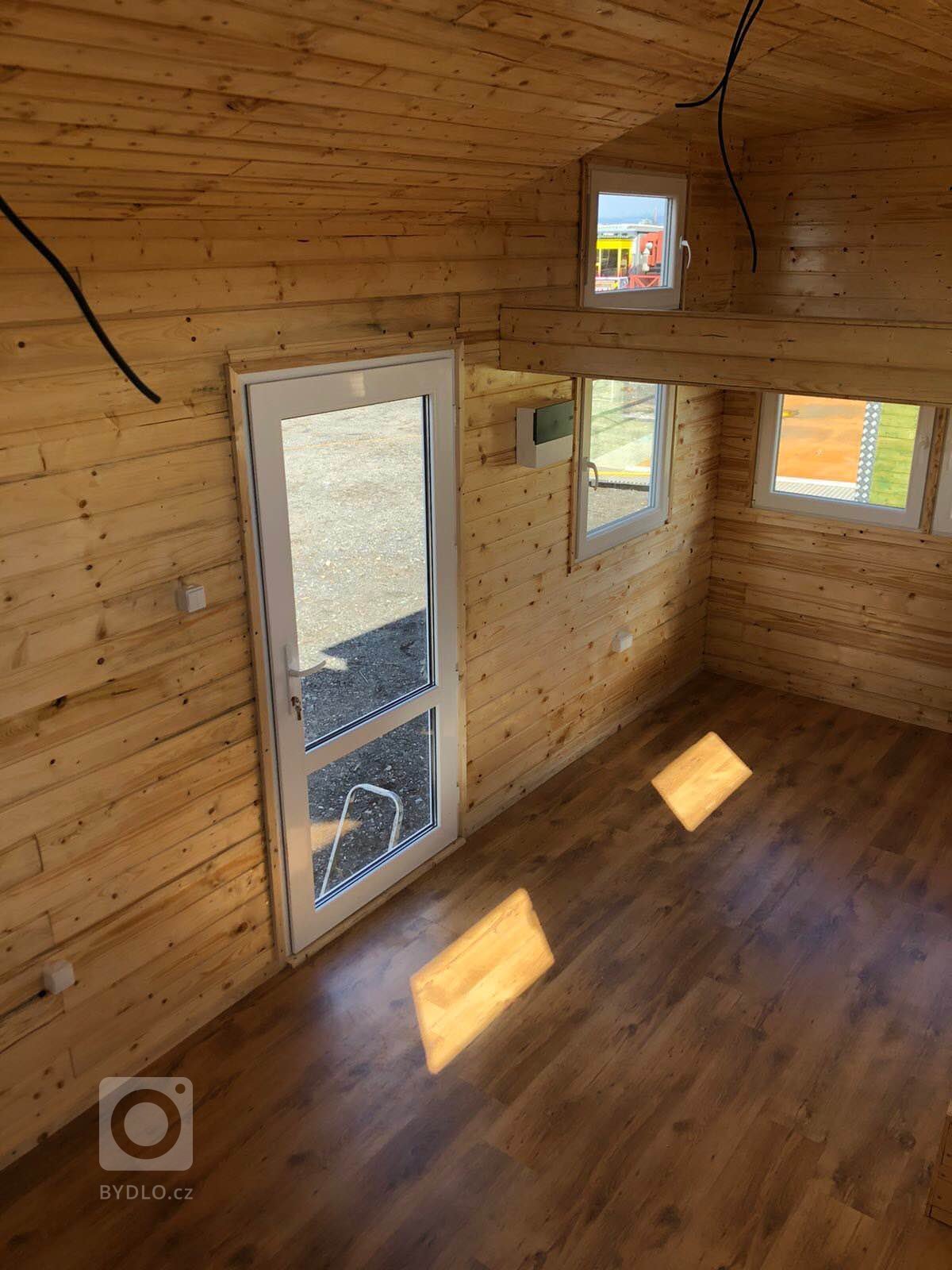 Zakázka měla být původně realizována jako prostor určený pro čtyři osoby. V průběhu stavby se však majitel rozhodl změnit plány a vytvořit z maringotky…