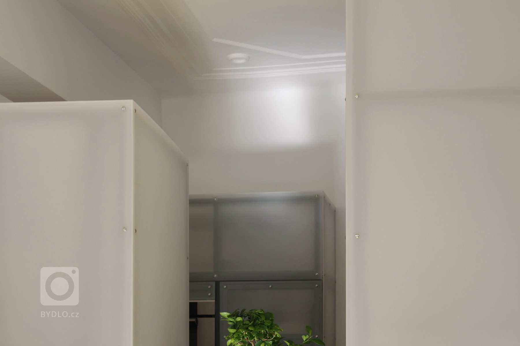 V době svého vzniku byl v prvním patře secesního činžovního domu jeden byt. V éře komunismu brutálně a necitlivě rozdělen na tři jednotky. Klient koupil tato…