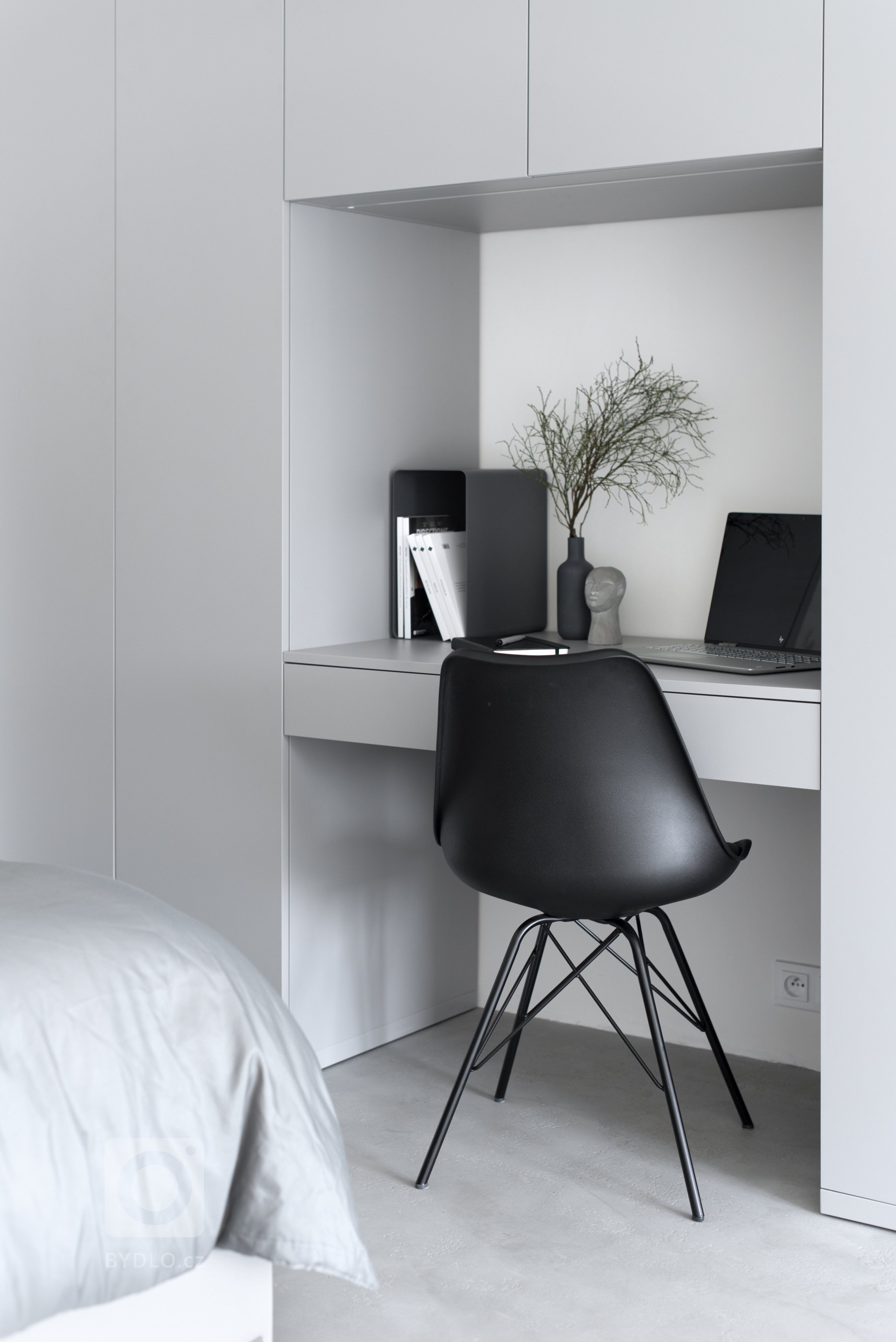 Loftový byt Na Krejcárku je tvořen ze dvou částí. V té spodní se nachází kuchyně s barem a obývací prostor s TV stěnou a úložným prostorem. V…