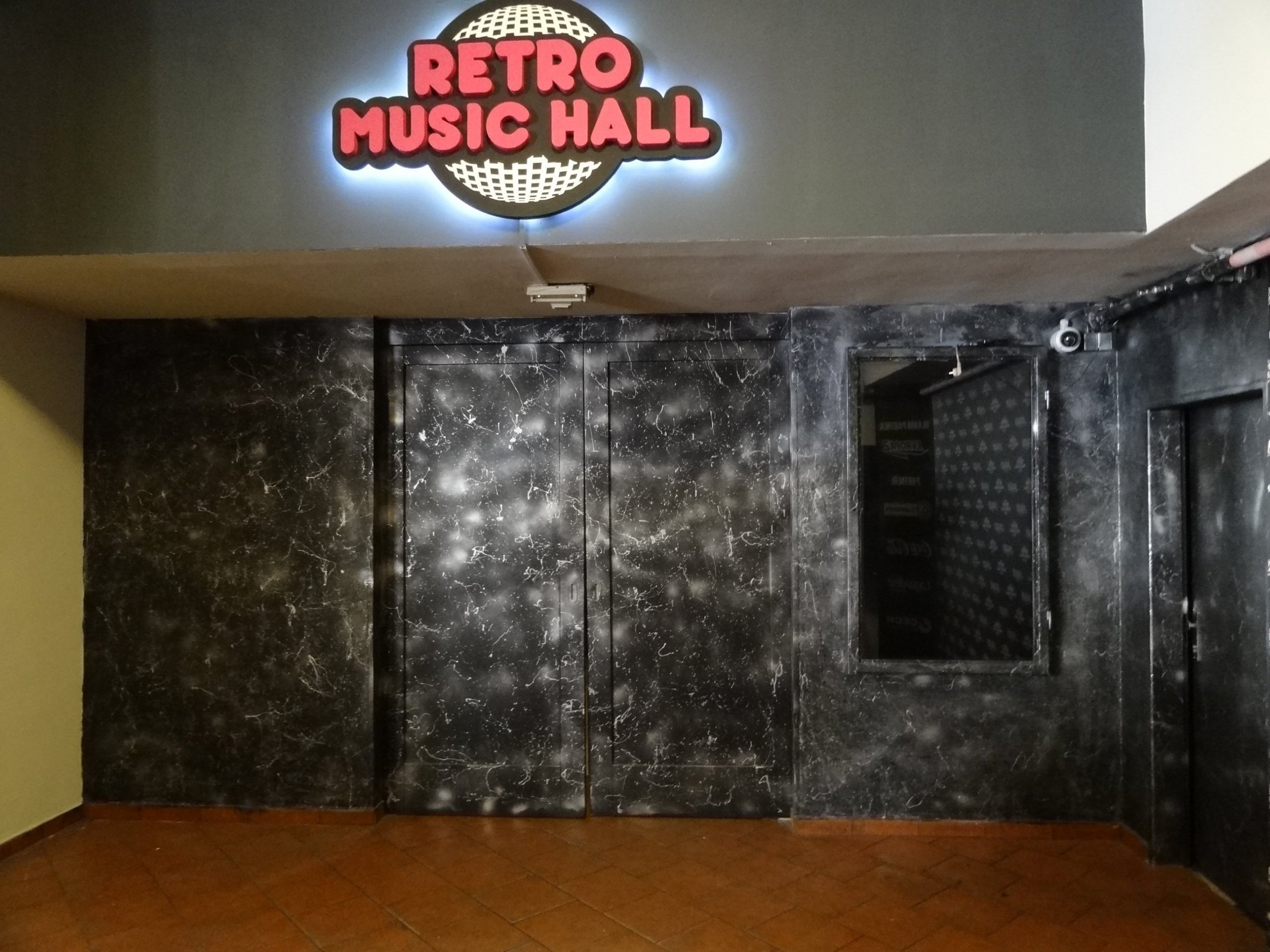 ručně dekorovaná vstupní zeď music klubu, dekorace 9 sloupů a VIP baru
