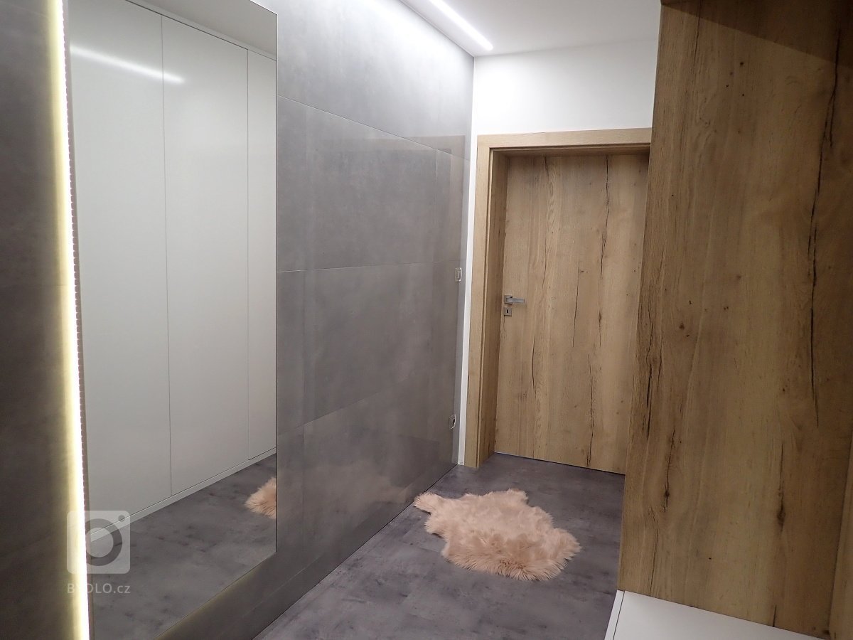 Reddesign bytu v Ostravě, kdy došlo k celkové rekonstrukci bytu od podlahy po strop.
