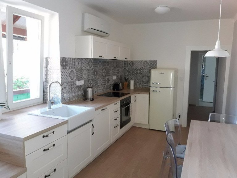 Představujeme pokračování naší výzvy, kdy jsme navrhovaly rekonstrukci a revitalizaci&nbsp;rodinnými generacemi milovaný byt po babičce. Zajímavý byt, ve 200…