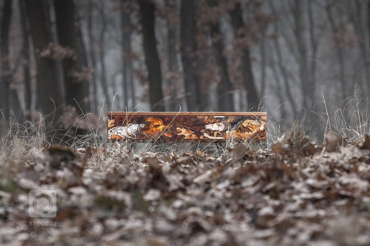 Další série z dílny NARKi furniture, konkrétně &quot;Lovecká sezóna&quot; vyrobená z masivního baheního dubu. Pojednaná malbami Dominika Běhala. Vztahuje se ke…