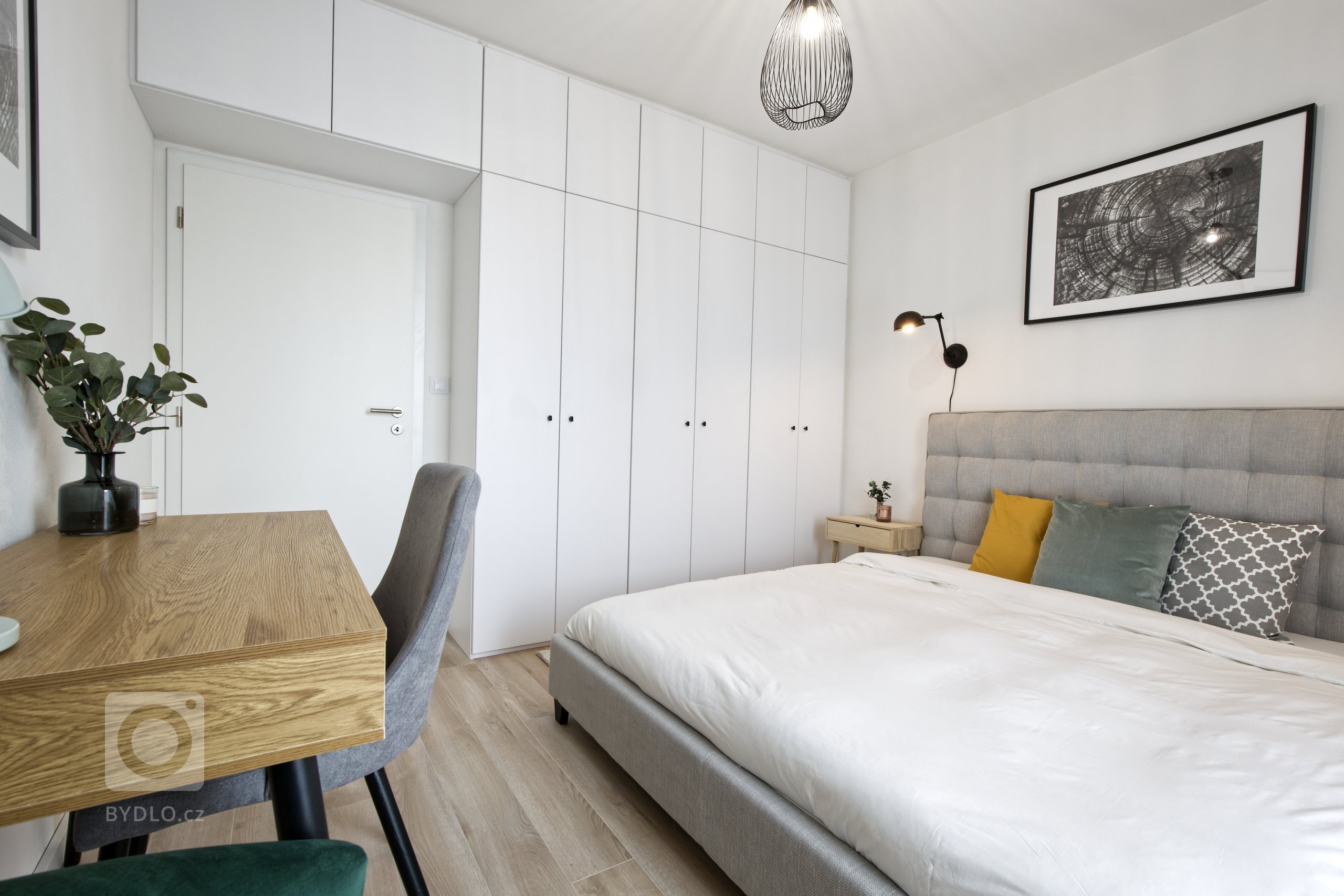 Devadesátimetrový byt&nbsp;pro tříčlennou rodinu. Majitelé si konečně pořídli vysněné bydlení v novostavbě a nechali nám tak volnou ruku, aby v bytě bylo vše…