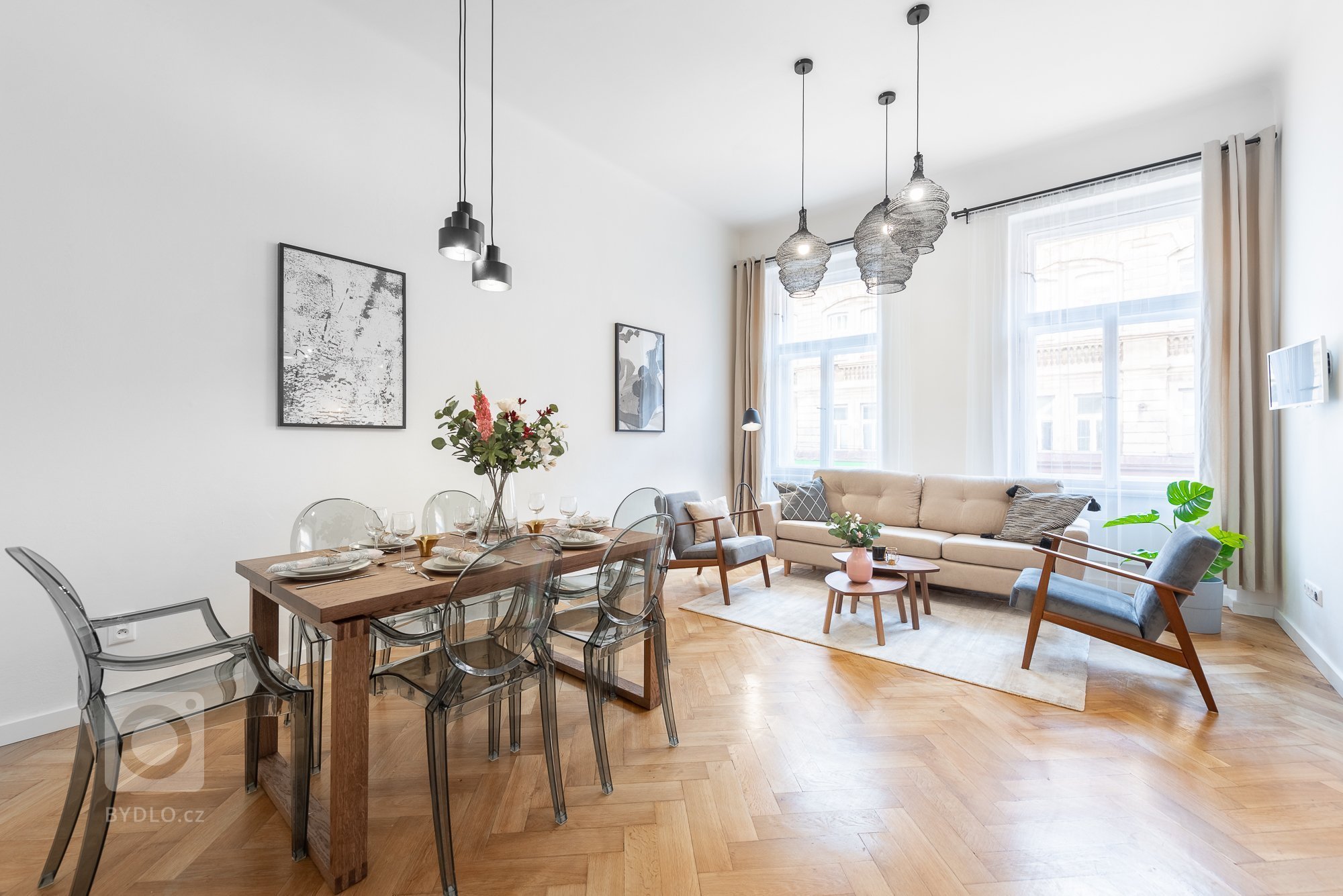 Byt pro rodinu žijící částečně v zahraničí a částečně v ČR. Když je rodina v cizině, byt slouží jako Airbnb apartmán, z toho vycházelo částečně i zařízení a…