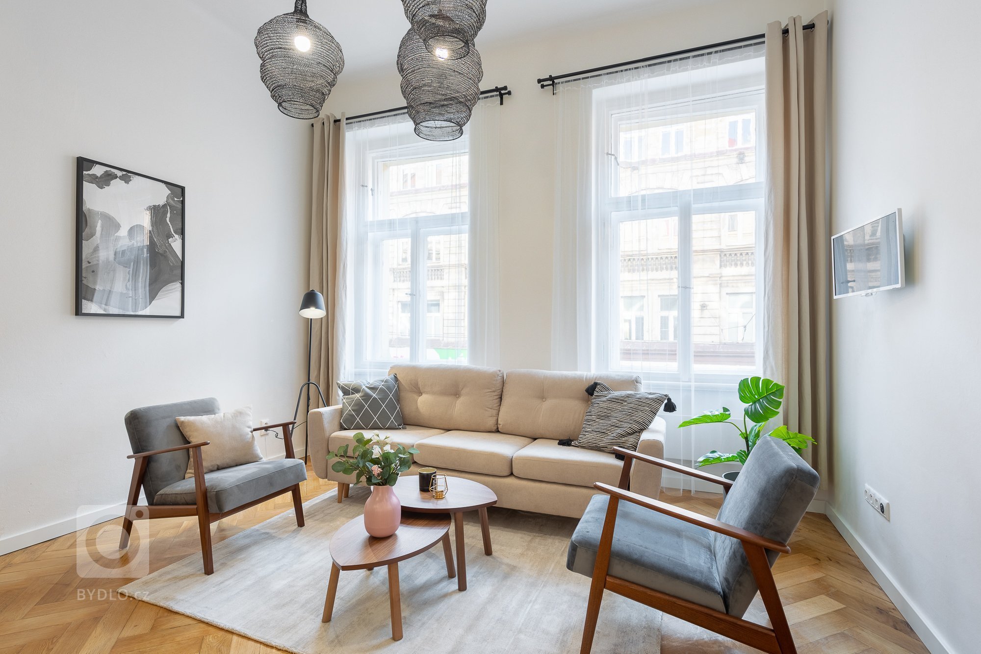 Byt pro rodinu žijící částečně v zahraničí a částečně v ČR. Když je rodina v cizině, byt slouží jako Airbnb apartmán, z toho vycházelo částečně i zařízení a…